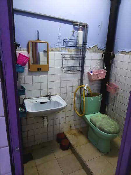 Retail Space for Sale in Klang (Selangor) - Jaleela Banu Ahmad - Bathroom - PropertyGuru.com.my