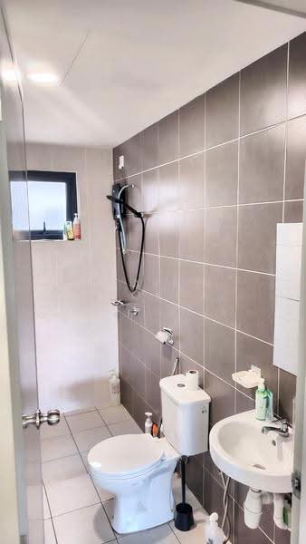 Kondominium untuk Dijual di Upperville @ 16 Quartz - Elaine Loke - Bathroom - PropertyGuru.com.my