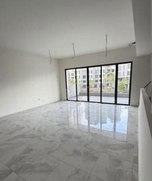 Rumah Teres untuk Dijual di Taman Bukit Serdang (Seri Kembangan) - Daphne Lim - Living Room - PropertyGuru.com.my