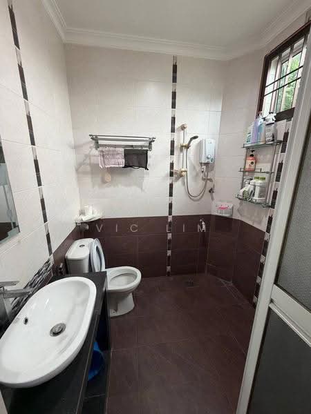 Rumah Teres 2-Tingkat untuk Dijual di Taman Molek (Johor Bahru) - Vic Lim - Bathroom - PropertyGuru.com.my