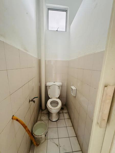 Shop / Office untuk Disewa di Taman Mount Austin (Tebrau) - Jesy Tey - Bathroom - PropertyGuru.com.my