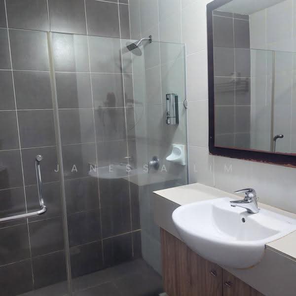 Pangsapuri untuk Disewa di Bayu Marina - Janessa Lim - Bathroom - PropertyGuru.com.my