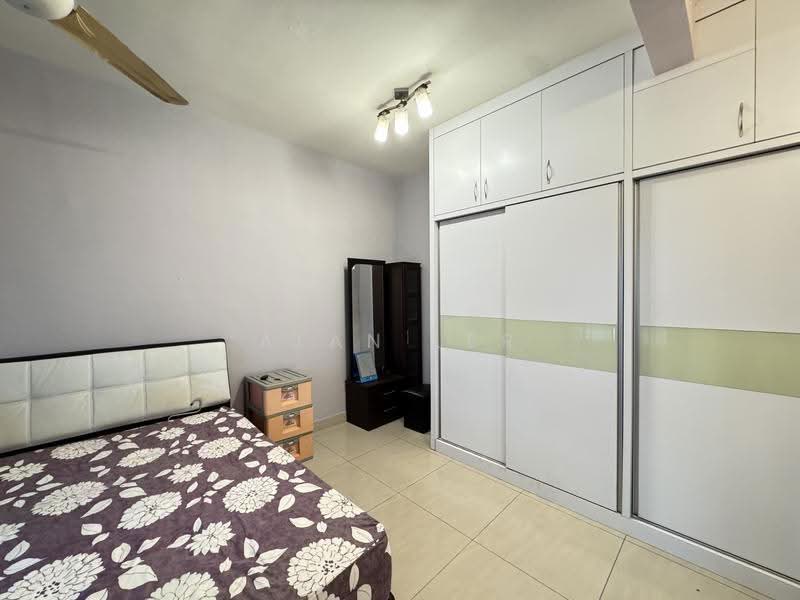 Kediaman Servis untuk Dijual di SuriaMas Suites - Alan Ler - Bedroom - PropertyGuru.com.my