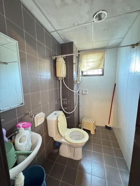 Kediaman Servis untuk Dijual di SuriaMas Suites - Alan Ler - Bathroom - PropertyGuru.com.my
