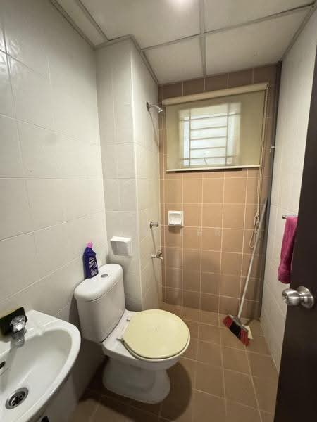 Kediaman Servis untuk Dijual di SuriaMas Suites - Alan Ler - Bathroom - PropertyGuru.com.my