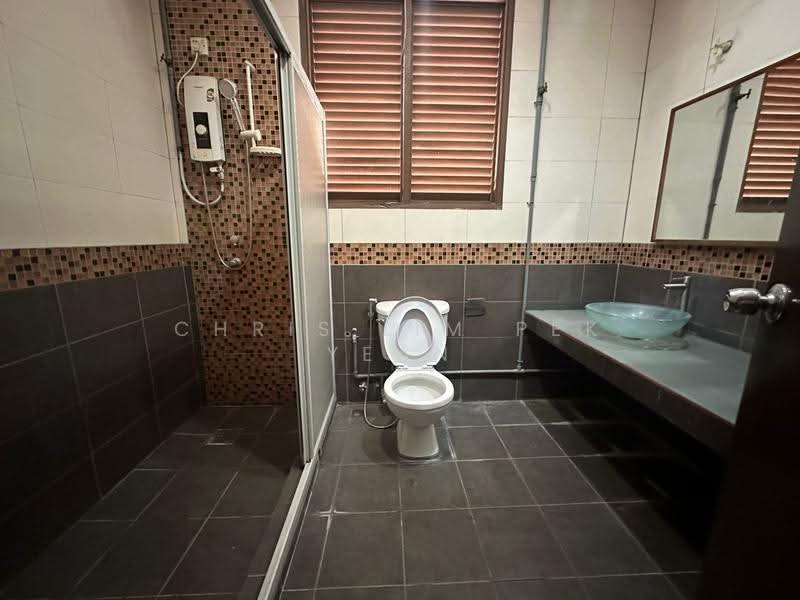 Rumah Berkembar untuk Dijual di Sungai Long (Bandar Sungai Long) - Chris Lim Pek Yean - Bathroom - PropertyGuru.com.my