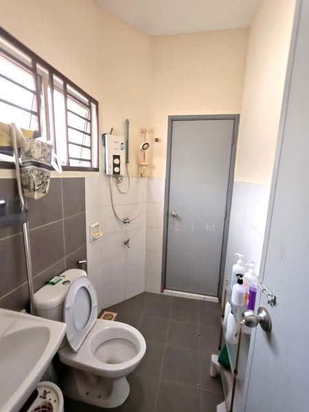 Rumah Teres 2-Tingkat untuk Dijual di Taman Setia Indah (Tebrau) - Karl Lim - Bathroom - PropertyGuru.com.my