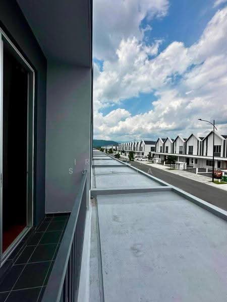 Terraced House for Rent in Semenyih (Selangor) - Irsyam Sjatria - Balcony - PropertyGuru.com.my