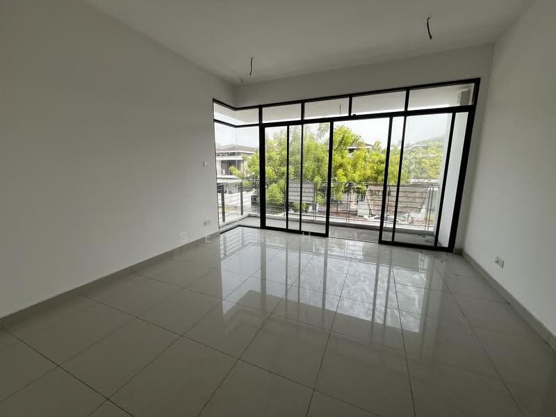 Rumah Berkembar untuk Dijual di Dengkil (Selangor) - George Lim - Balcony - PropertyGuru.com.my