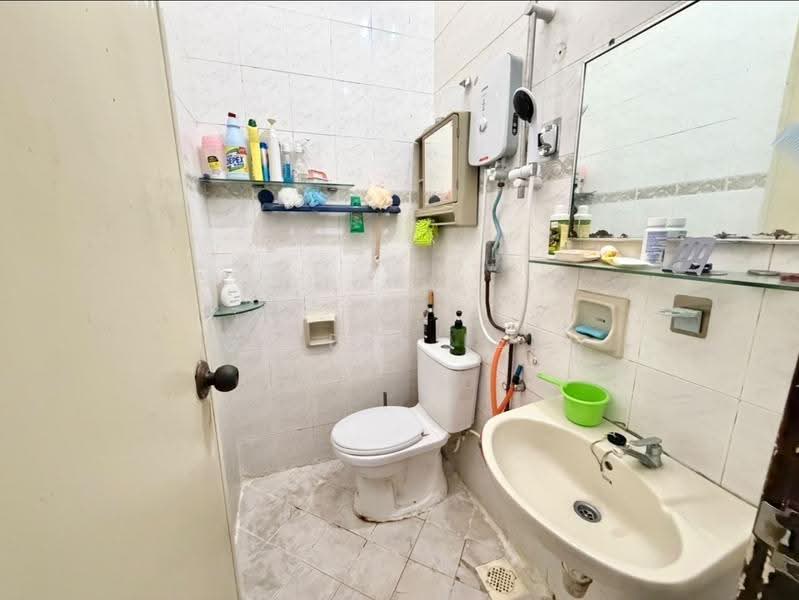 1-storey Terraced House for Sale in Taman Daya (Johor Bahru) - Ewe Bee Leng - Bathroom - PropertyGuru.com.my