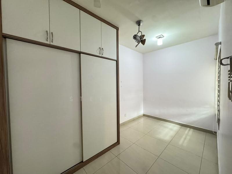 Kediaman Servis untuk Dijual di SuriaMas Suites - Stefan Yu - Bedroom - PropertyGuru.com.my