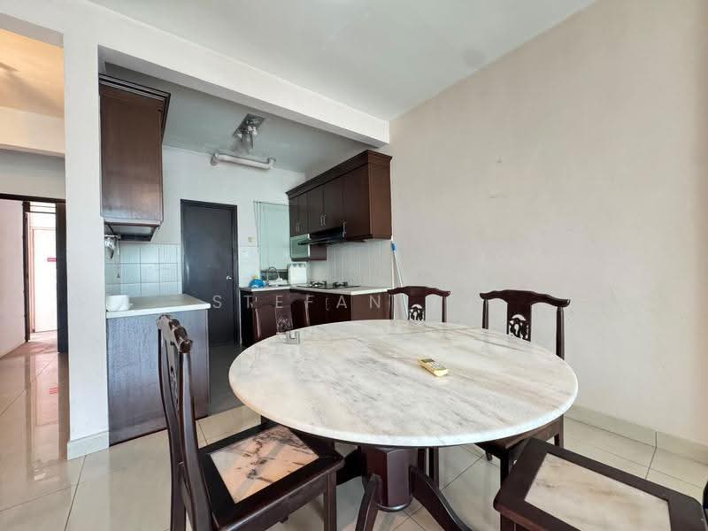 Kediaman Servis untuk Dijual di SuriaMas Suites - Stefan Yu - Kitchen - PropertyGuru.com.my