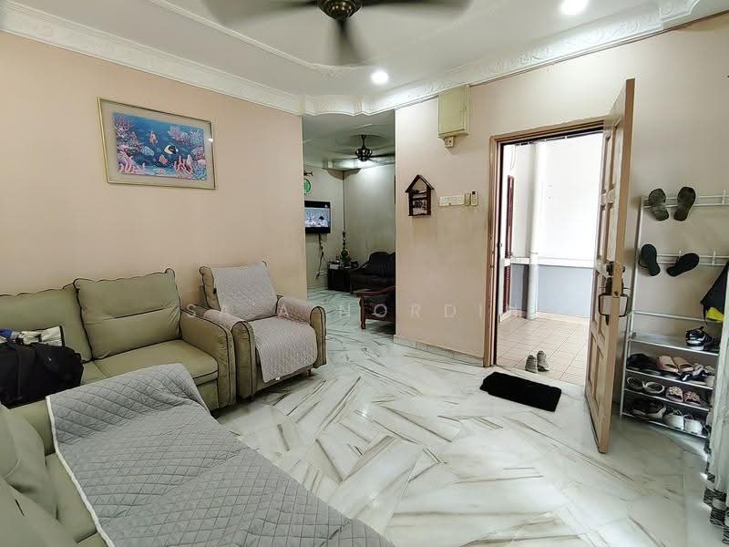 Rumah Teres 2-Tingkat untuk Dijual di Putra Heights (Subang Jaya) - Sa'a Nordin - Living Room - PropertyGuru.com.my