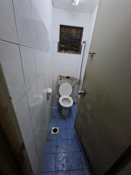 Kedai untuk Disewa di Taman Pusat Kepong (Kepong) - Ken Lai - Bathroom - PropertyGuru.com.my