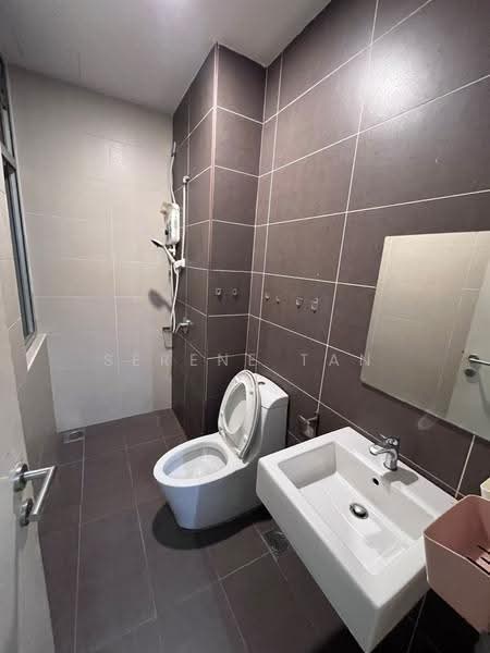 Kediaman Servis untuk Dijual di Sky Habitat - Serene Tan - Bathroom - PropertyGuru.com.my