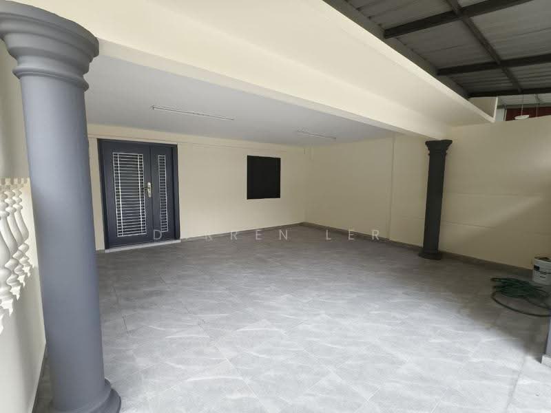 Rumah Teres 2-Tingkat untuk Dijual di Taman Bukit Kempas (Tampoi) - Darren Ler - Entrance - PropertyGuru.com.my
