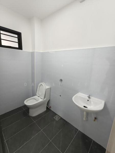 Rumah Teres 2-Tingkat untuk Dijual di Taman Bukit Kempas (Tampoi) - Darren Ler - Bathroom - PropertyGuru.com.my