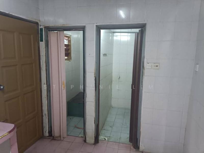 Rumah Teres 1-Tingkat untuk Dijual di Taman Pendamar Indah (Klang) - Stephanie Lim - Bathroom - PropertyGuru.com.my