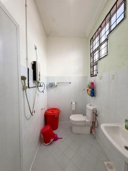 2-storey Terraced House for Sale in Taman Sri Kluang (Kluang) - Shanel Tee - Bathroom - PropertyGuru.com.my