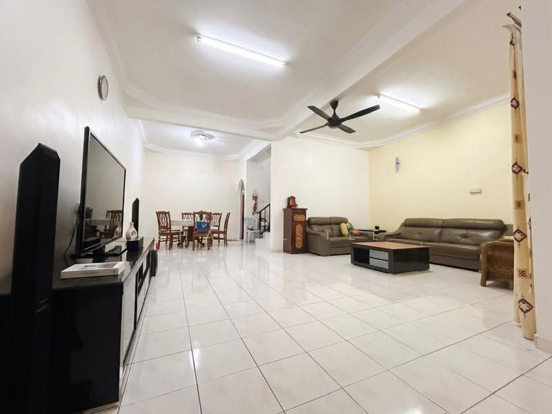 2-storey Terraced House for Sale in Taman Sri Kluang (Kluang) - Shanel Tee - Living Room - PropertyGuru.com.my