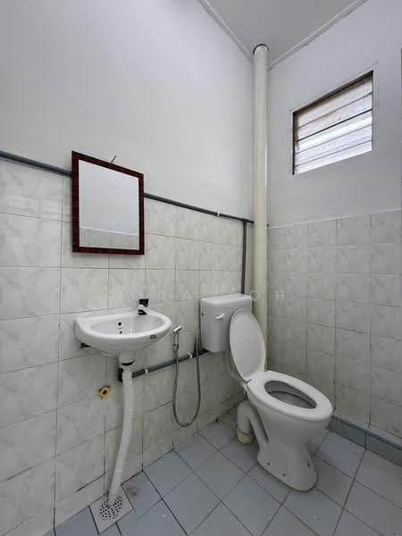 Rumah Teres 2-Tingkat untuk Disewa di Taman Nusa Damai (Pasir Gudang) - Cora Loh - Bathroom - PropertyGuru.com.my