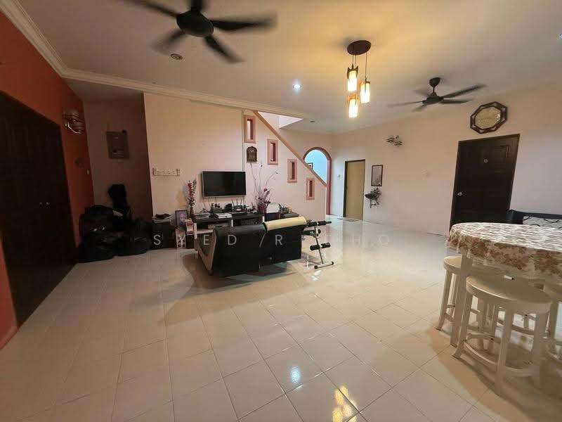 Bungalow House untuk Dijual di Taman Tunku Sarina (Bandar Darulaman) - Syed Redho - Living Room - PropertyGuru.com.my