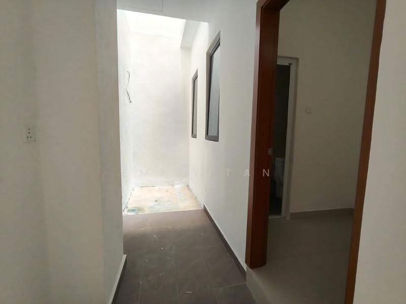 3.5-storey Terraced House for Sale in Damansara Perdana (Selangor) - Emily Tan - Corridor - PropertyGuru.com.my