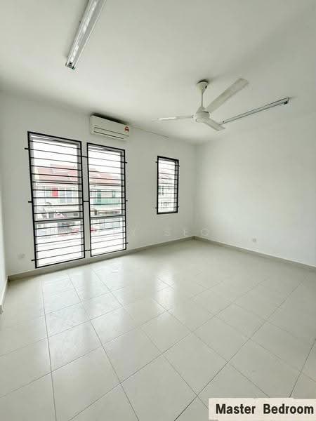 Rumah Teres untuk Disewa di Taman Dato Demang (Seri Kembangan) - Joey Seow - Master Bedroom - PropertyGuru.com.my