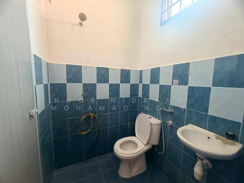 1-storey Terraced House for Sale in Nusari Bayu 1 (Labu) - Noor Hidayah Mohamad Noor - Bathroom - PropertyGuru.com.my