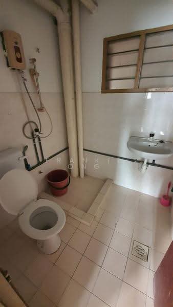 Kondominium untuk Dijual di Pelangi Indah Condominium - Frankie Ong - Bathroom - PropertyGuru.com.my