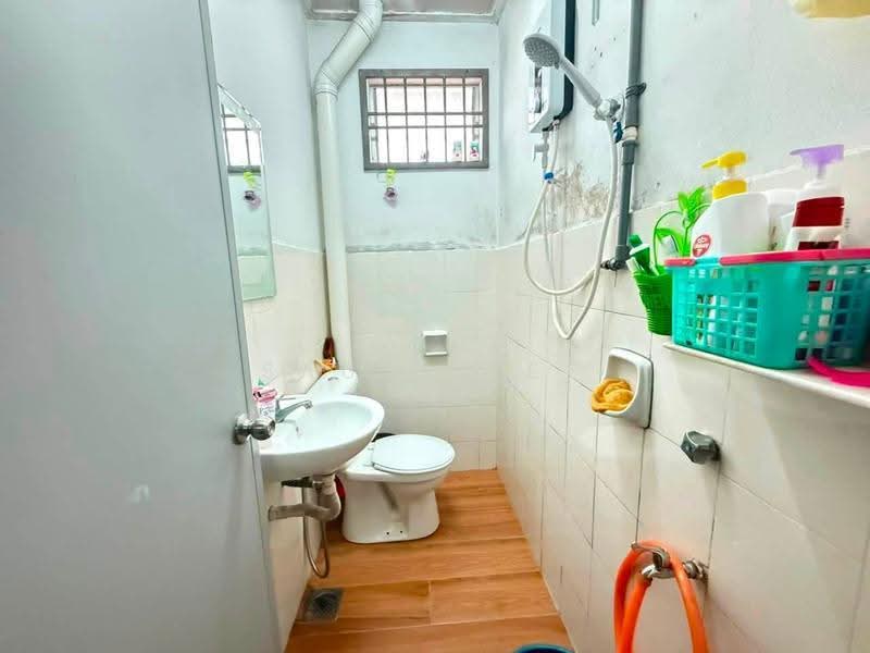 Rumah Teres 2-Tingkat untuk Dijual di Taman Rinting (Masai) - Sausa Lee - Bathroom - PropertyGuru.com.my