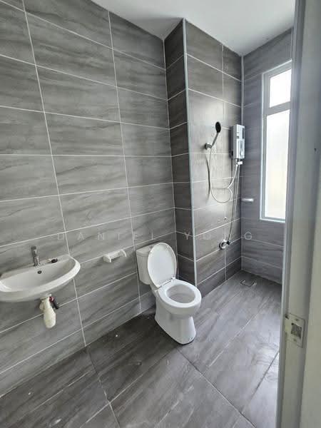 Rumah Berkembar untuk Dijual di Taman Bukit Jaya (Ulu Tiram) - Daniel Yong - Bathroom - PropertyGuru.com.my