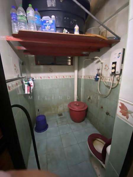 Flat for Sale at Taman Molek - Melinda Ee - Bathroom - PropertyGuru.com.my