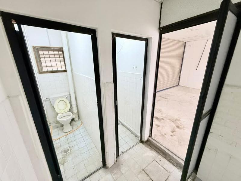 Kilang untuk Disewa di Perai (Penang) - Christine Tan - Bathroom - PropertyGuru.com.my
