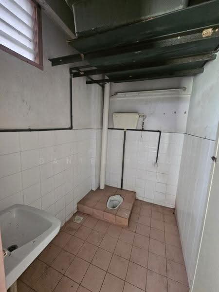 Rumah Flat untuk Dijual di Taman Molek - Daniel Yong - Bathroom - PropertyGuru.com.my