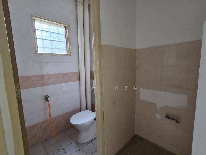 Flat for Rent at Flat PKNS Section 7 - Hairul Azmi - Bathroom - PropertyGuru.com.my