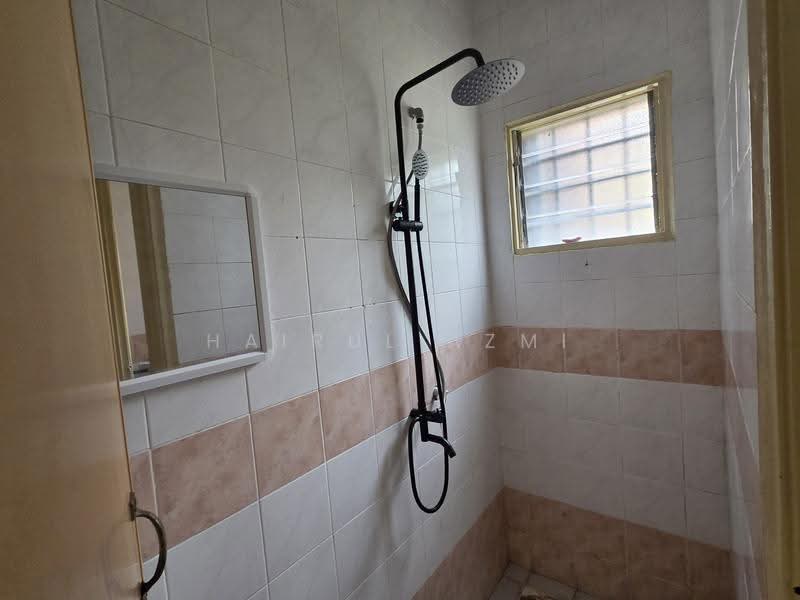 Flat for Rent at Flat PKNS Section 7 - Hairul Azmi - Bathroom - PropertyGuru.com.my