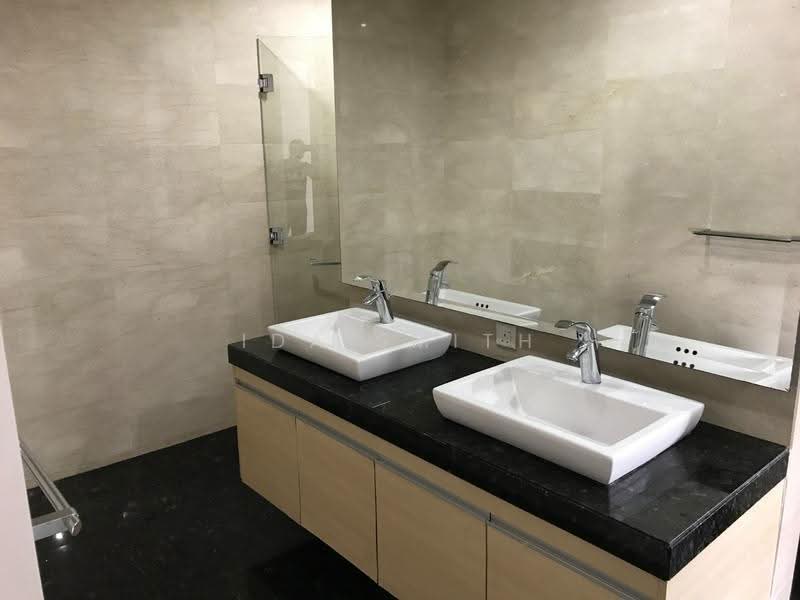 Kediaman Servis untuk Dijual di Pavilion Residences - Ida Smith - Bathroom - PropertyGuru.com.my