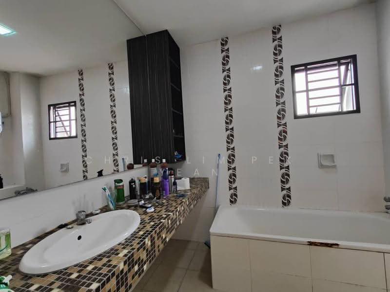 Rumah Berkembar untuk Dijual di Bandar Sungai Long (Selangor) - Chris Lim Pek Yean - Bathroom - PropertyGuru.com.my