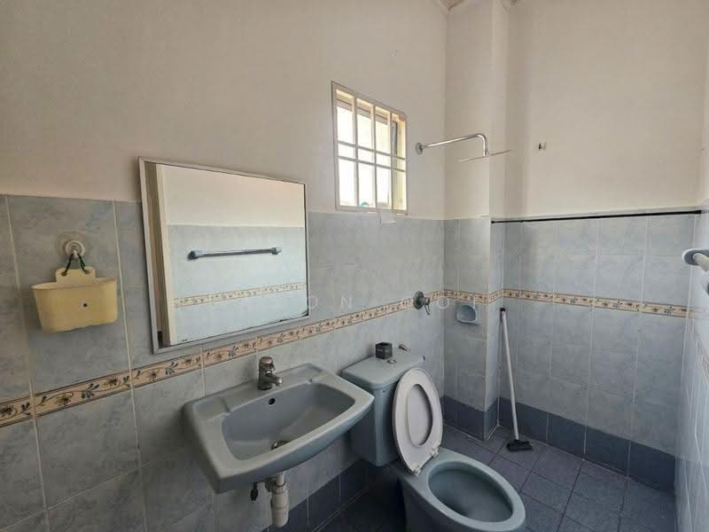 Rumah Teres 2-Tingkat untuk Dijual di Putra Permai (Subang Jaya) - Jason Ooi - Bathroom - PropertyGuru.com.my