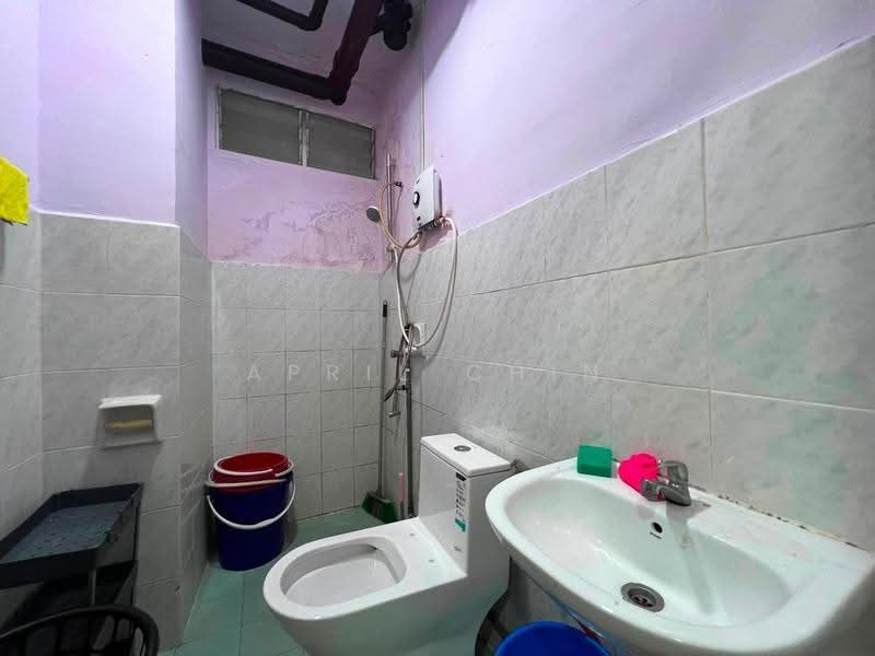 Pangsapuri untuk Disewa di Idaman Senibong - April Chin - Bathroom - PropertyGuru.com.my
