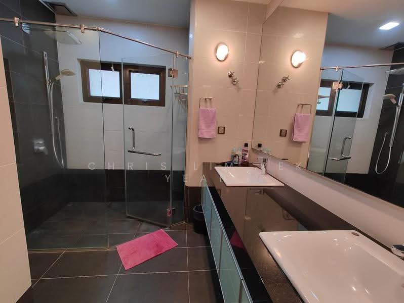 Rumah Berkembar untuk Dijual di Bandar Sungai Long (Selangor) - Chris Lim Pek Yean - Bathroom - PropertyGuru.com.my
