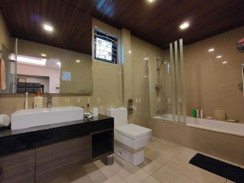 Rumah Berkembar untuk Dijual di Bandar Sungai Long (Selangor) - Chris Lim Pek Yean - Bathroom - PropertyGuru.com.my