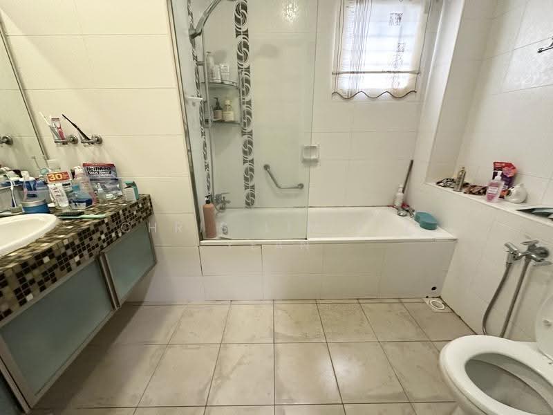 Rumah Berkembar untuk Dijual di Bandar Sungai Long (Selangor) - Chris Lim Pek Yean - Bathroom - PropertyGuru.com.my