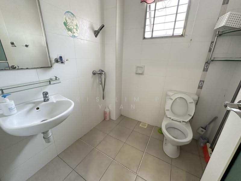Rumah Berkembar untuk Dijual di Bandar Sungai Long (Selangor) - Chris Lim Pek Yean - Bathroom - PropertyGuru.com.my