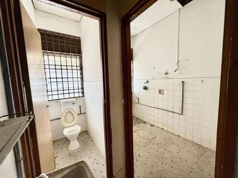 Rumah Teres 2-Tingkat untuk Dijual di Island Park (Jelutong) - Ping Koay - Bathroom - PropertyGuru.com.my
