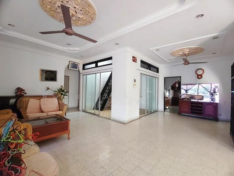 Bungalow House untuk Dijual di Taman Paroi Jaya (Paroi) - Nurul Ain Mohd Razali - Living Room - PropertyGuru.com.my