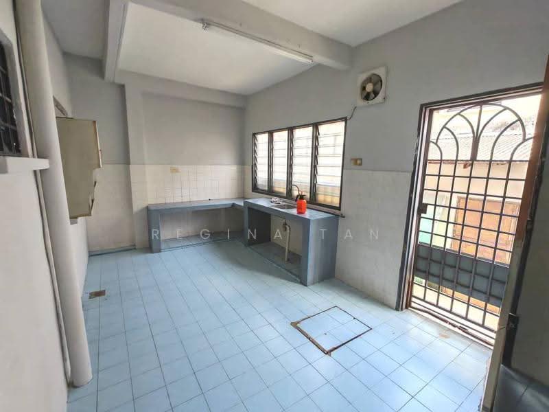 Rumah Teres 2-Tingkat untuk Dijual di Taman Sungai Besi Indah (Seri Kembangan) - Regina Tan - Kitchen - PropertyGuru.com.my