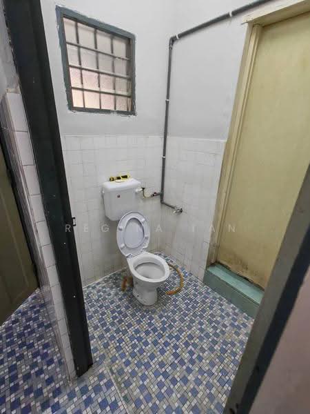 Rumah Teres 2-Tingkat untuk Dijual di Taman Sungai Besi Indah (Seri Kembangan) - Regina Tan - Bathroom - PropertyGuru.com.my