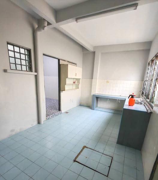 Rumah Teres 2-Tingkat untuk Dijual di Taman Sungai Besi Indah (Seri Kembangan) - Regina Tan - Kitchen - PropertyGuru.com.my